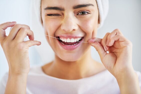 Зуб за зуб: зачем, когда и как использовать зубную нить